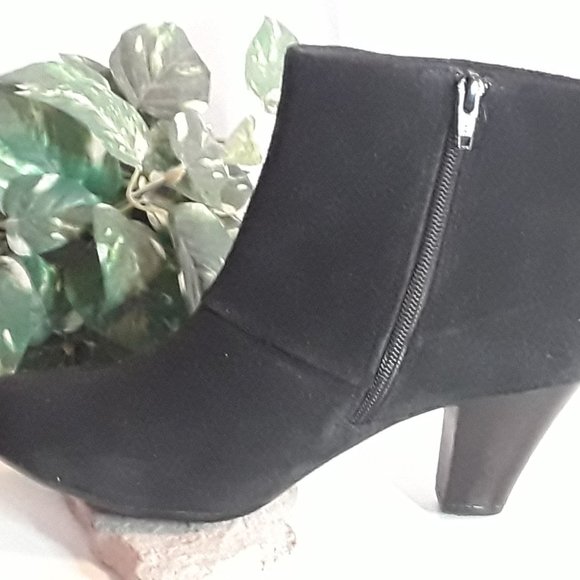 CLARK'S NWOT Bendables Black Suede Zip Booties Boots Size 8 - Picture 3 of 5